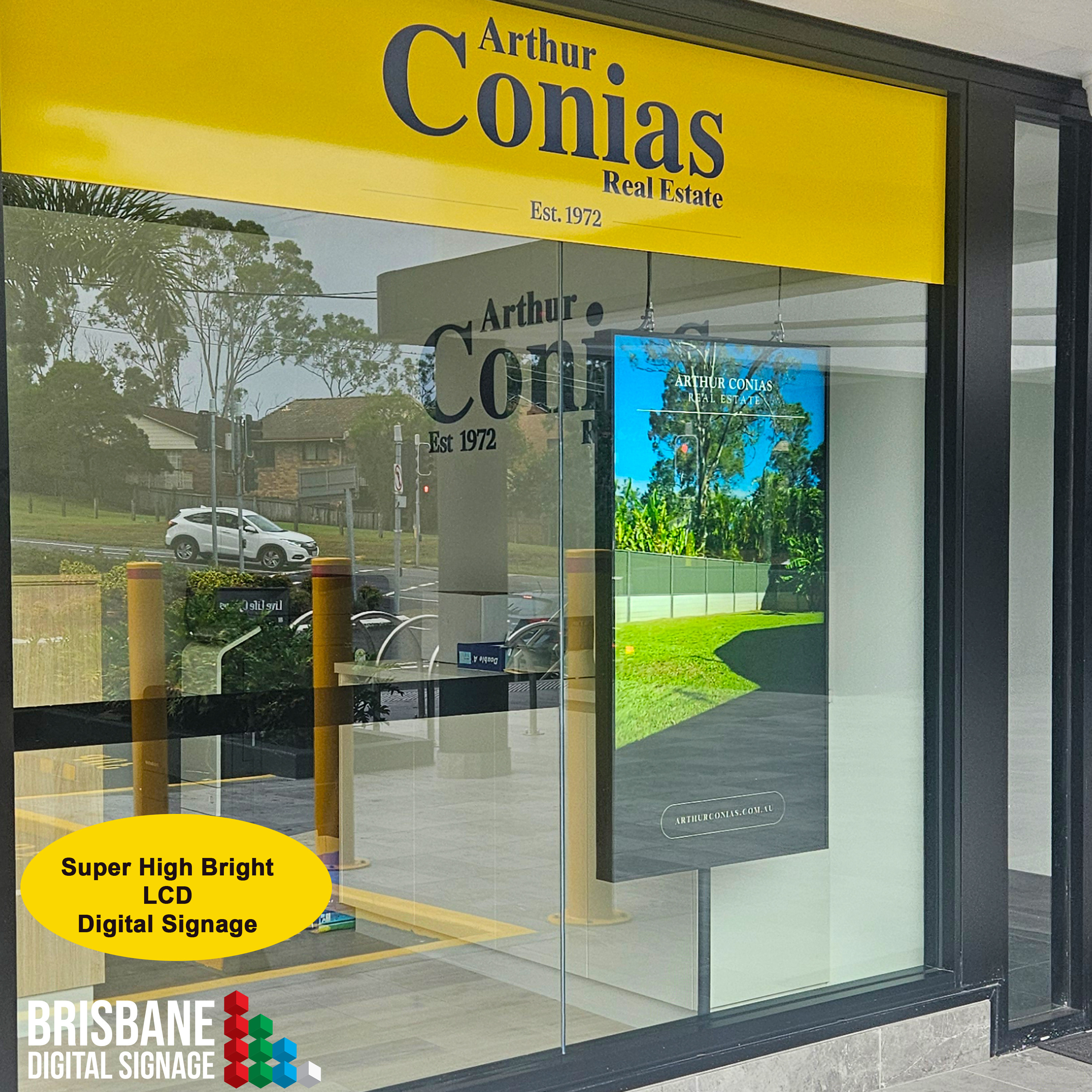 4000 nit super high bright LCD window digital signage installed in storefront window