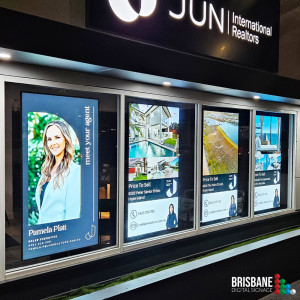 Real Estate 65 " 2500 nit Hi Bright Digital Signage Window Display Screen